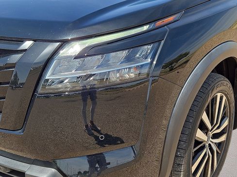 Used 2023 Nissan Pathfinder Platinum w/ Black Appearance Package FWD image 9