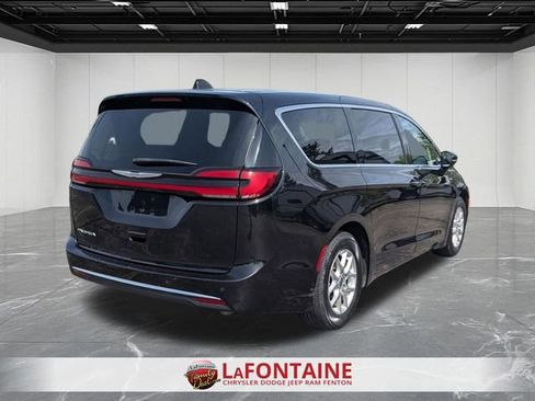 Used 2023 Chrysler Pacifica Touring-L FWD image 5