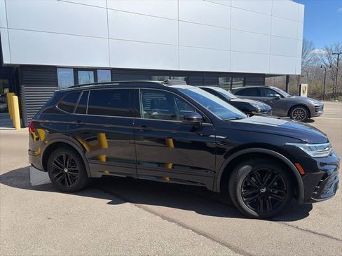 Used 2022 Volkswagen Tiguan SE R-Line image 2