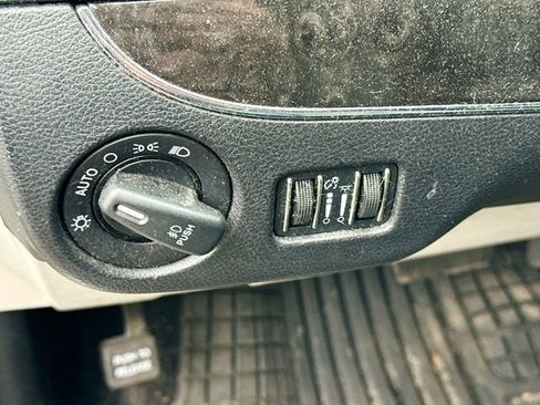 Used 2014 Chrysler Town & Country Touring FWD image 11