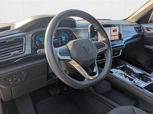 Certified 2025 Volkswagen Atlas Cross Sport SE w/ Panoramic Sunroof Package image 8