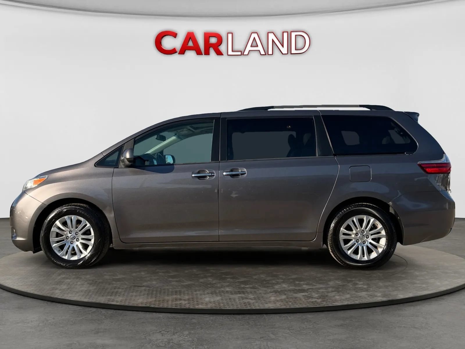 Used 2016 Toyota Sienna XLE w/ XLE Navigation Package FWD image 2