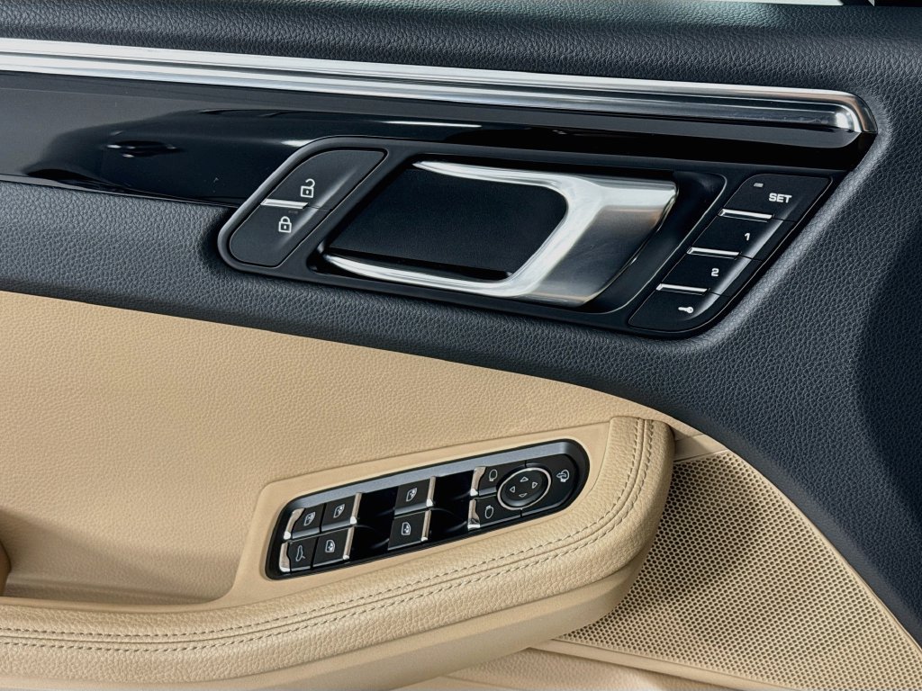 Certified 2026 Porsche Macan AWD/4WD image 11