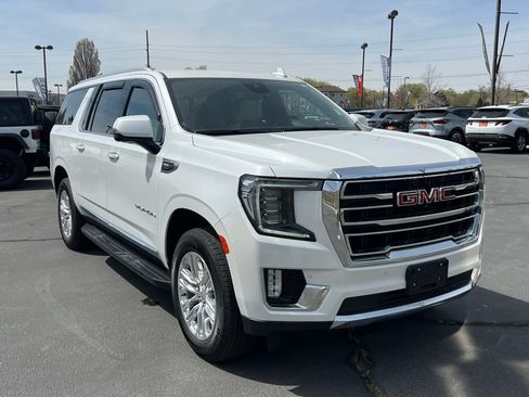 Used 2024 GMC Yukon XL SLT w/ SLT Luxury Package AWD/4WD image 4
