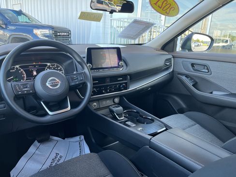 Used 2021 Nissan Rogue S image 2