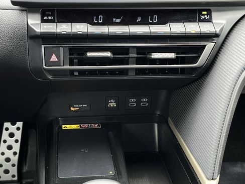 Used 2025 Toyota Camry SE w/ Convenience Package FWD image 18