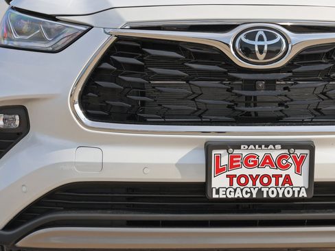 New 2026 Toyota Highlander Platinum image 10