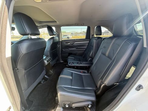 Used 2017 Toyota Highlander SE image 17