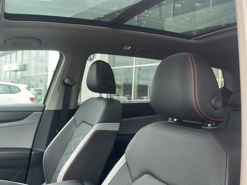 Used 2025 Volkswagen Atlas Peak Edition SE image 9