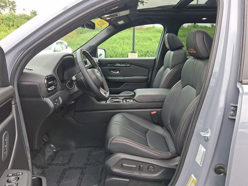 Used 2025 Honda Pilot TrailSport image 13