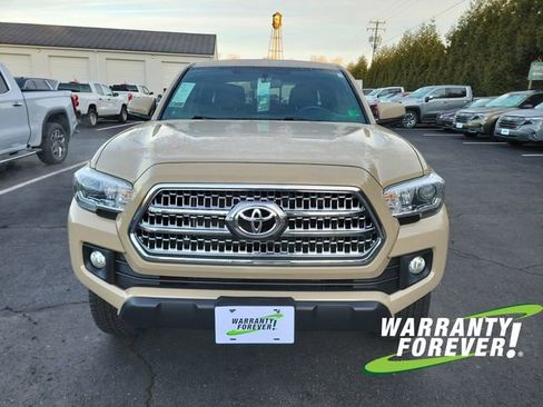 Used 2017 Toyota Tacoma TRD Off-Road image 2