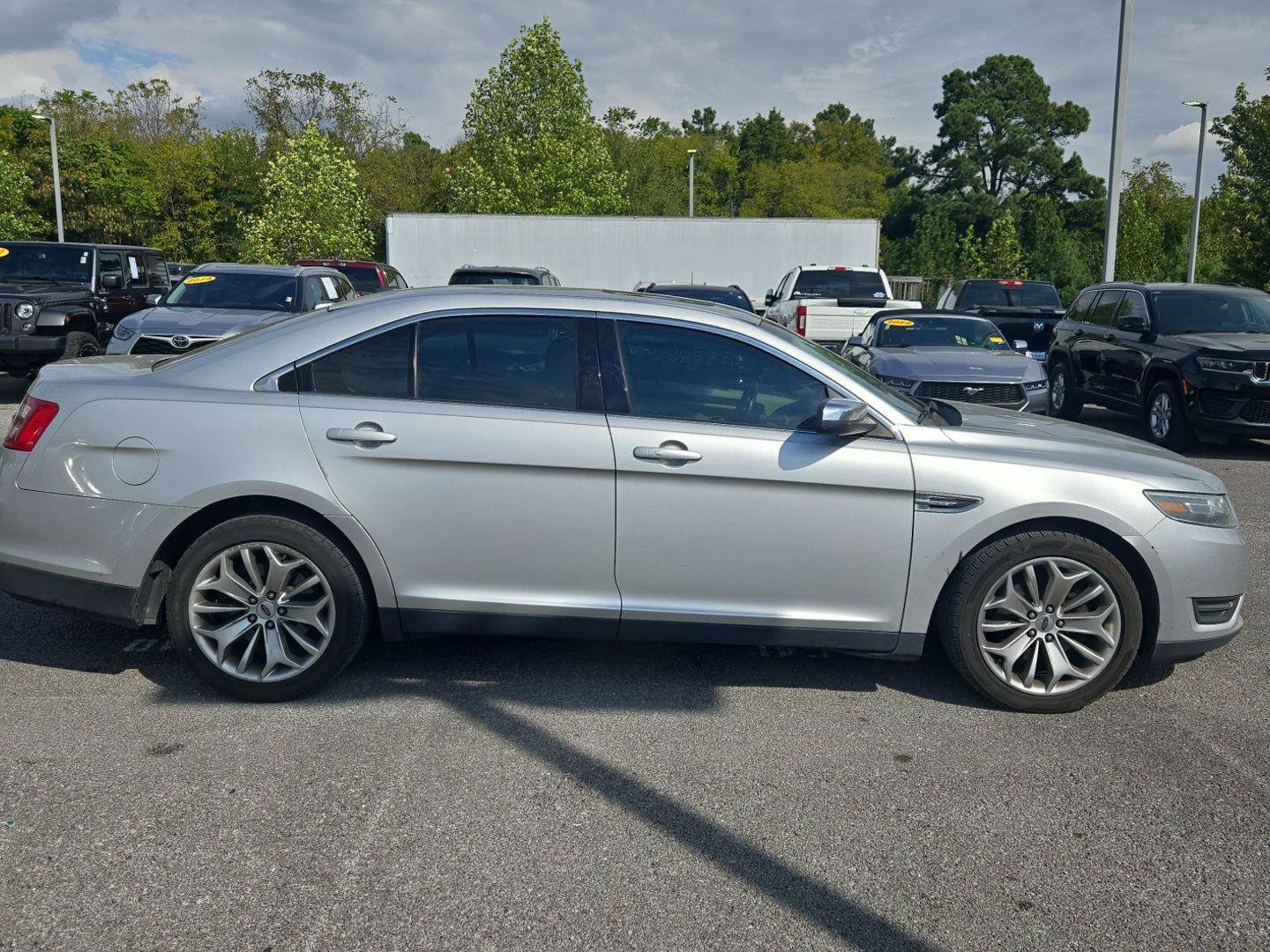 Used 2015 Ford Taurus Limited FWD image 8