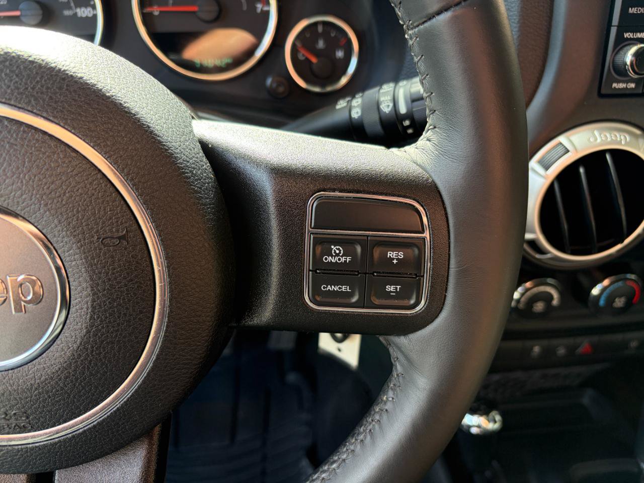 Used 2016 Jeep Wrangler Unlimited Sahara w/ Connectivity Group AWD/4WD image 15