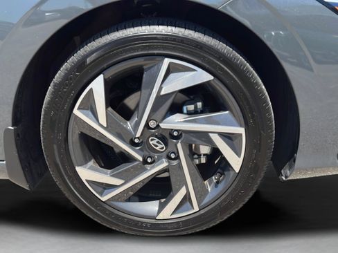 Certified 2025 Hyundai Elantra Limited FWD image 29