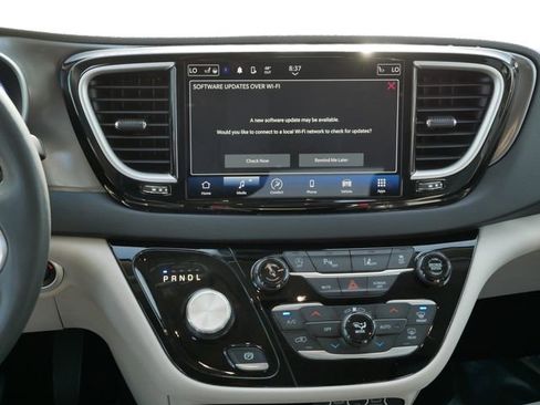 Used 2023 Chrysler Pacifica Touring-L image 10