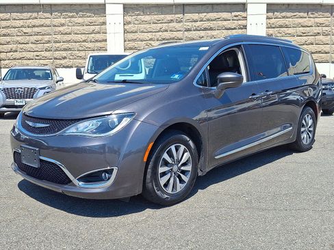 Used 2020 Chrysler Pacifica Touring-L Plus FWD image 1