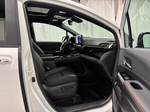 Used 2025 Toyota Sienna XSE FWD image 63
