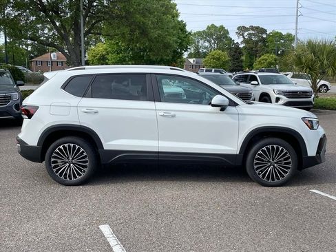 New 2026 Volkswagen Taos SE FWD image 2