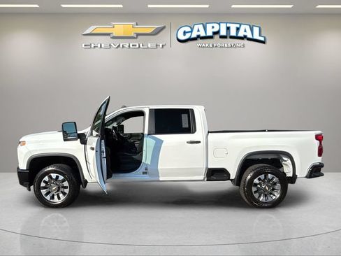 Used 2022 Chevrolet Silverado 2500 Custom w/ Custom Value Package AWD/4WD image 3