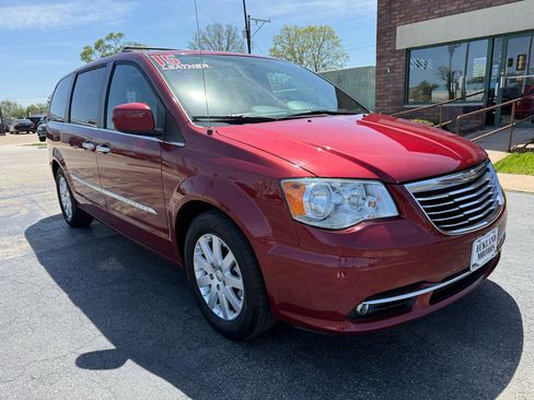 Used 2015 Chrysler Town & Country Touring w/ Driver Convenience Group image 2