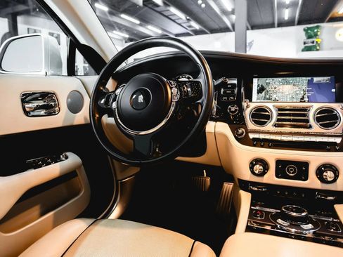 Used 2015 Rolls-Royce Wraith RWD image 36
