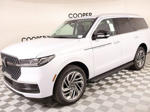 New 2026 Lincoln Navigator Premiere AWD/4WD image 10