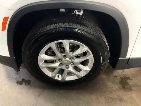 Used 2023 Chevrolet Traverse LS FWD image 14