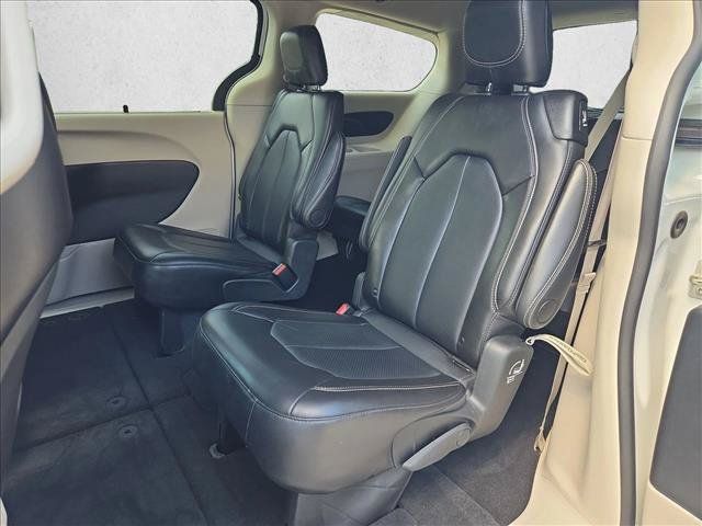 Used 2024 Chrysler Pacifica Touring-L FWD image 18