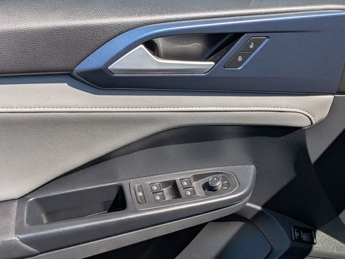 Used 2023 Volkswagen Taos SE w/ Panoramic Sunroof Package AWD/4WD image 15