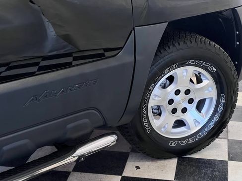 Used 2004 Chevrolet Avalanche Z71 w/ Sun And Sound Package AWD/4WD image 34