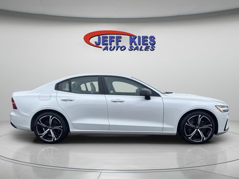 Used 2023 Volvo S60 B5 Plus image 4