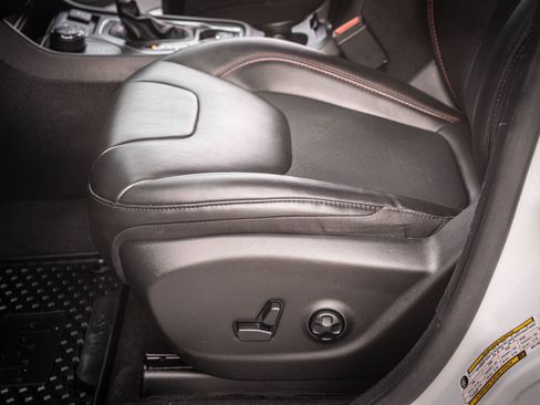 Used 2021 Jeep Cherokee Trailhawk image 13