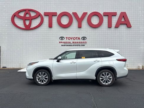 Used 2022 Toyota Highlander Limited FWD image 5