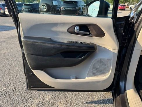 Used 2017 Chrysler Pacifica Touring FWD image 15