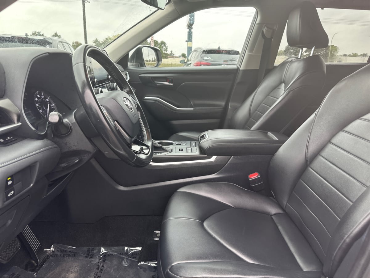 Used 2020 Toyota Highlander XLE AWD/4WD image 9