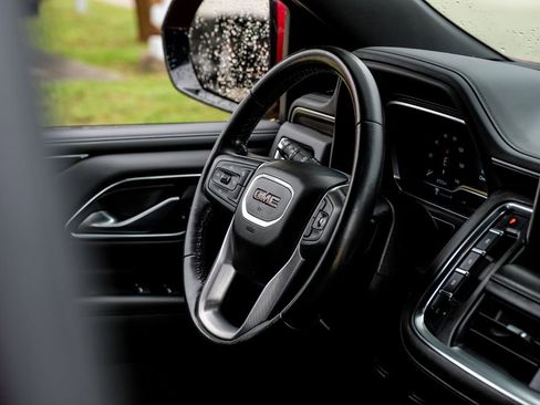 Used 2022 GMC Yukon XL SLE image 11