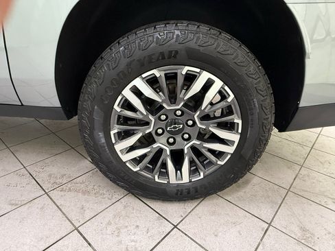 Certified 2025 Chevrolet Suburban Z71 AWD/4WD image 12