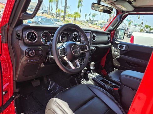 Used 2023 Jeep Wrangler Unlimited Sahara w/ Cold Weather Group AWD/4WD image 9