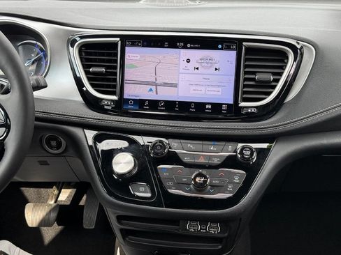Used 2024 Chrysler Pacifica Limited FWD image 10