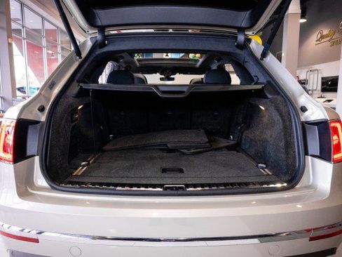 Used 2018 Bentley Bentayga image 22