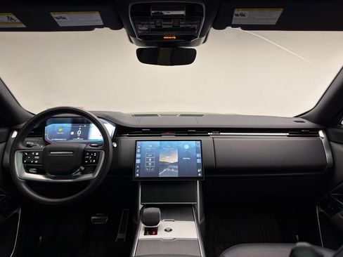Certified 2025 Land Rover Range Rover SE image 5