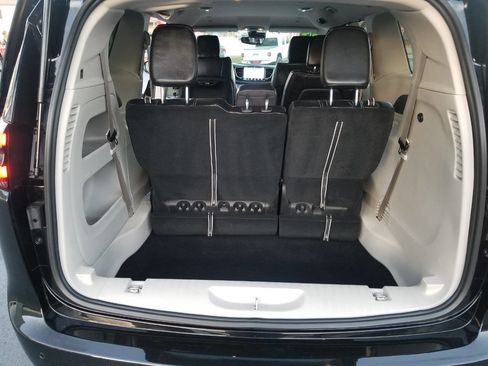 Certified 2024 Chrysler Pacifica Touring-L image 21