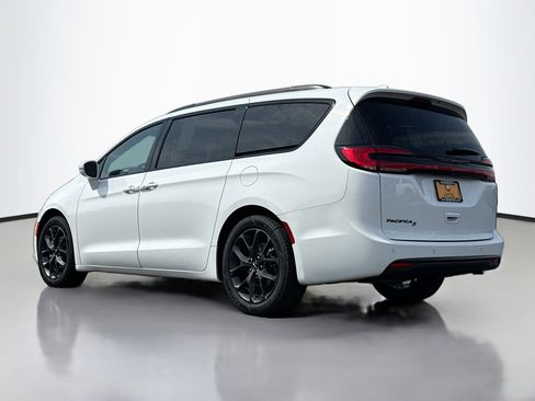 Used 2022 Chrysler Pacifica Touring-L w/ S Appearance Package image 15