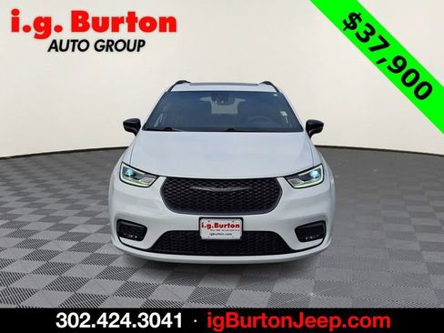 Used 2025 Chrysler Pacifica Premium image 2