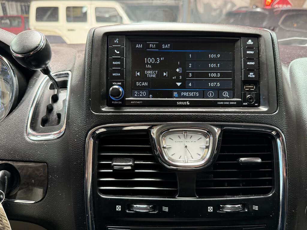 Used 2014 Chrysler Town & Country Touring FWD image 18