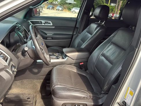 Used 2014 Ford Explorer XLT w/ Equipment Group 202A AWD/4WD image 13