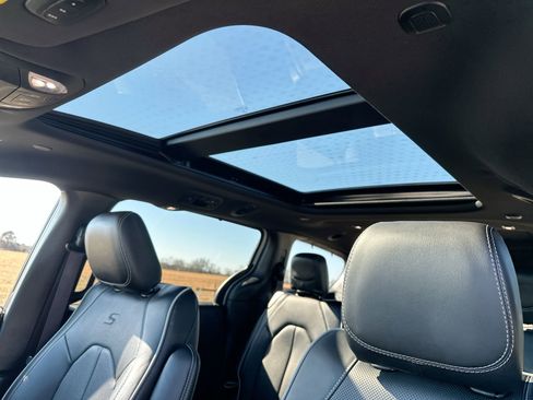 Used 2025 Chrysler Pacifica Limited image 22