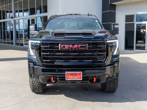 Used 2025 GMC Sierra 2500 AT4X image 2