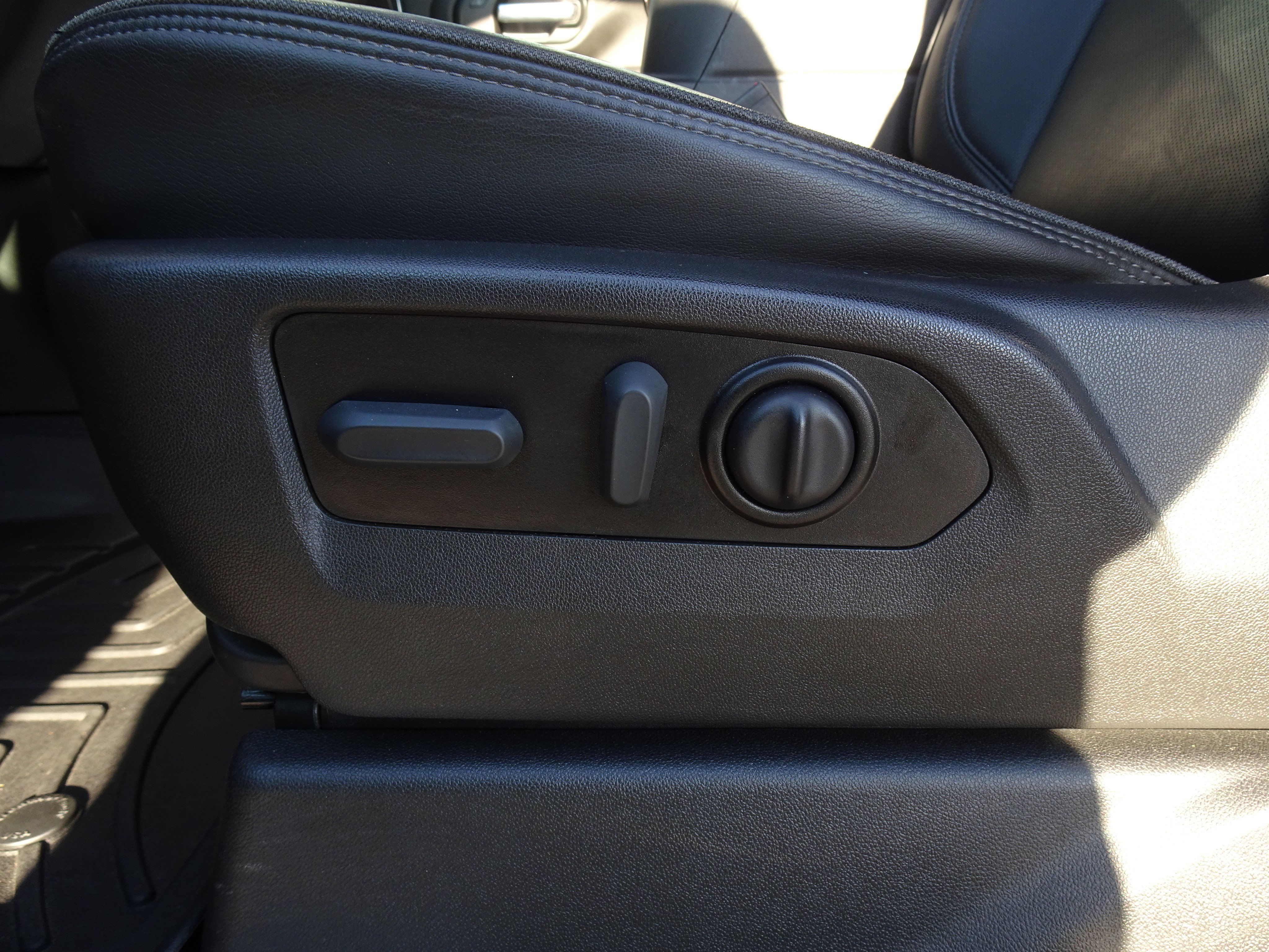 Used 2022 Chevrolet Silverado 2500 High Country w/ LPO, Dark Essentials Package AWD/4WD image 11