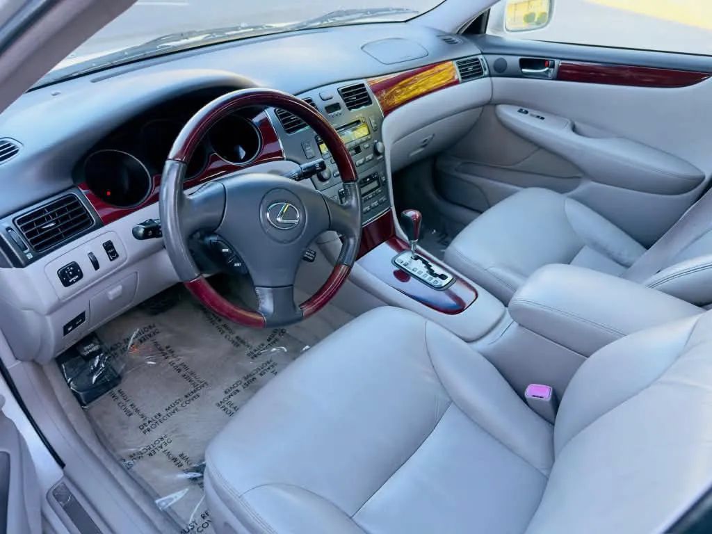 Used 2004 Lexus ES 330 w/ Premium Pkg FWD image 9